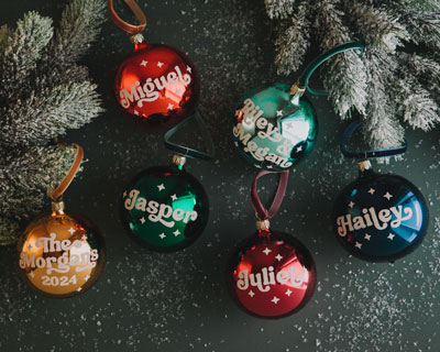 Personliga Julgranskulor med namn och stjärnor