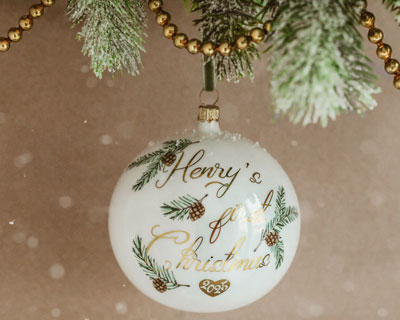 Julgranskula med tallkvistar för bebis första jul
