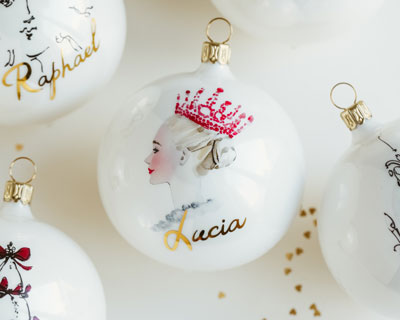 Julgranskula med Lucia och namn i vitt glas